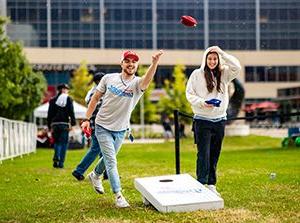 密歇根州立大学丹佛 students playing cornhole on Auraria Campus